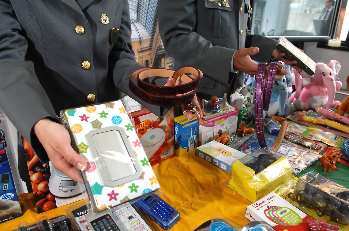 Valanga di prodotti pericolosi nei negozi: 7.700 articoli sequestrati, scatta il blitz della Finanza nel Vercellese