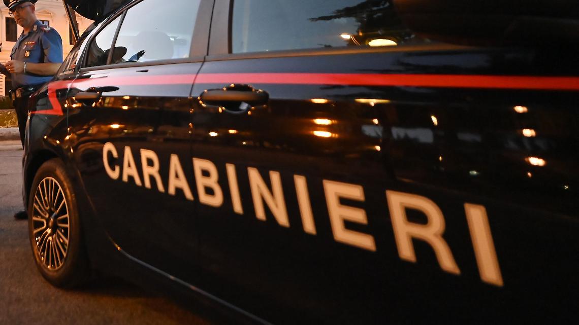Venaria, lite in albergo degenera: 80enne accoltella una cameriera, arrestato per tentato omicidio