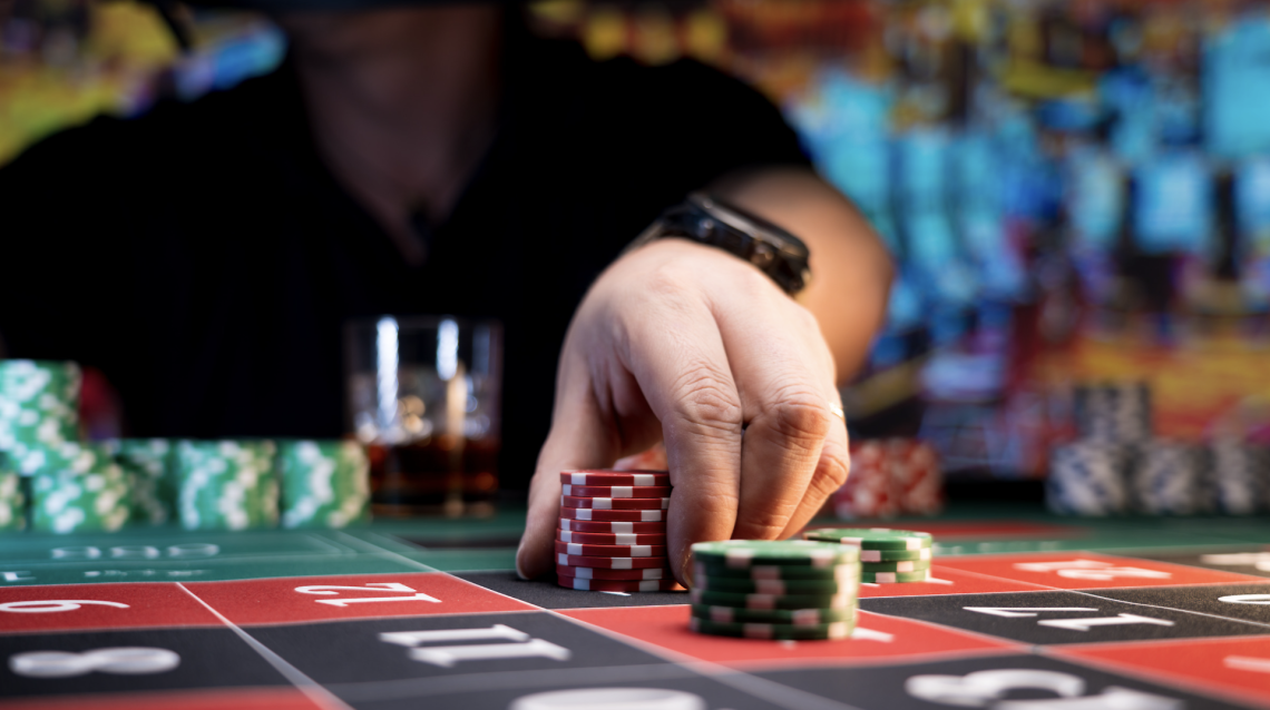 Dai casin&ograve; di mezzo mondo alla porta del carcere bussata per disperazione: evade dai domiciliari per tornare in cella