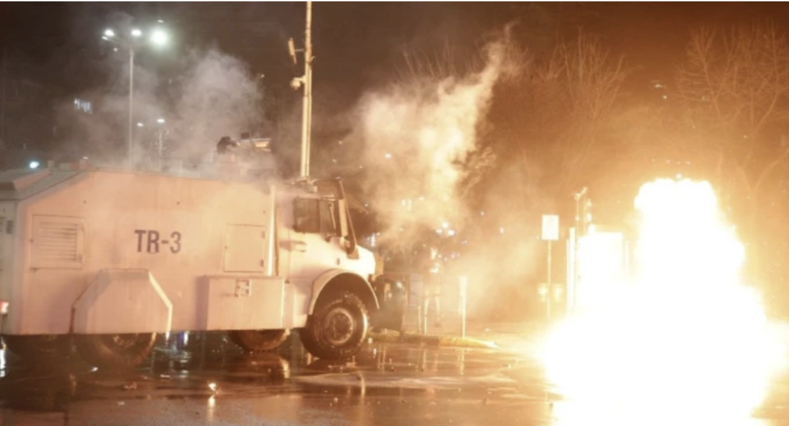 Tirana brucia: molotov contro il governo Rama, la piazza assedia il Parlamento e il caso Balluku infiamma l&rsquo;Albania