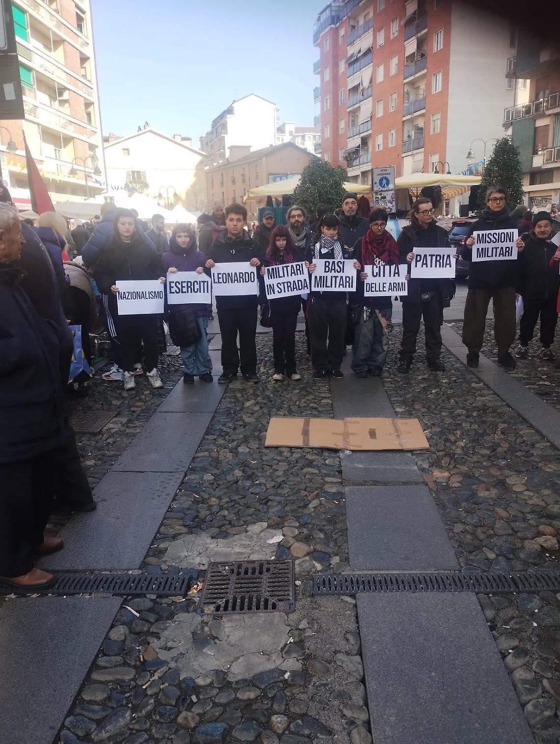Lucchetti, vernice rossa e striscioni: blitz antimilitaristi contro Leonardo e Citt&agrave; dell&rsquo;Aerospazio