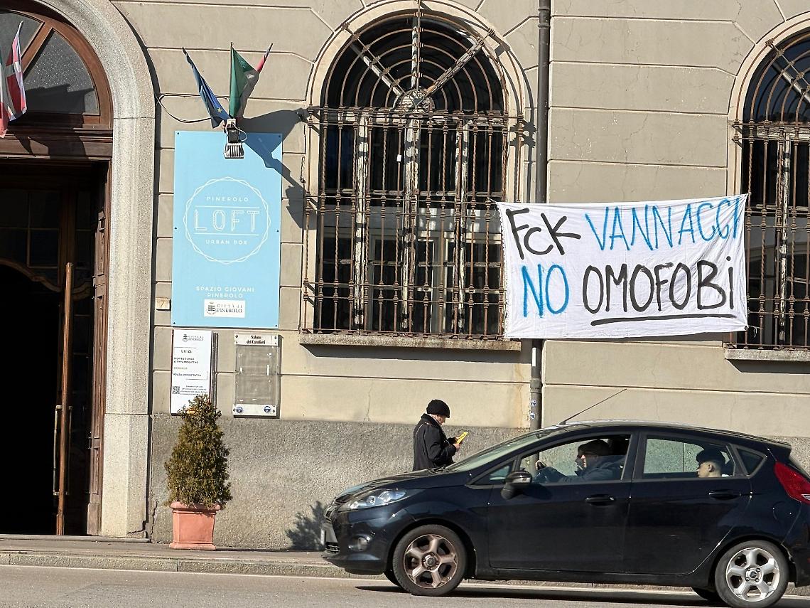 Pinerolo, tensione al convegno di Futuro Nazionale: fischi e fumogeni contro l&rsquo;incontro sul &ldquo;gender&rdquo;