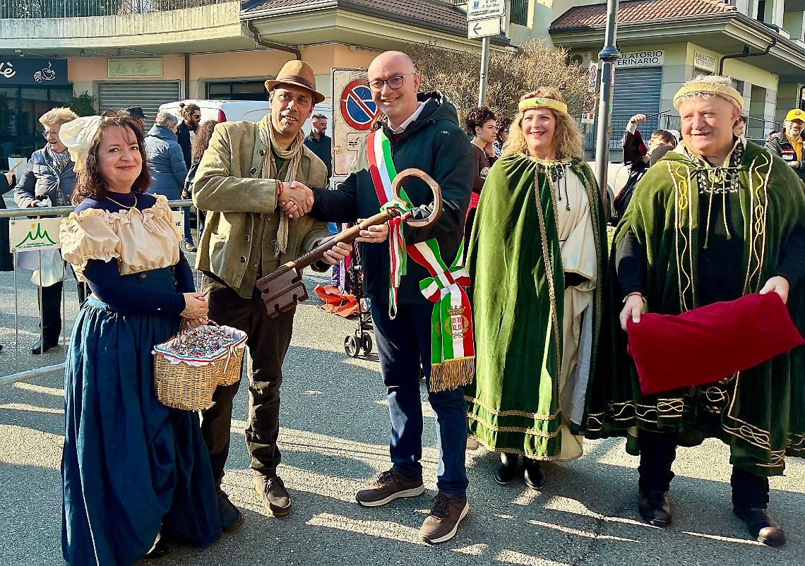 CarnivaLans accende Lanzo: tradizione, coriandoli e comunit&agrave; in festa