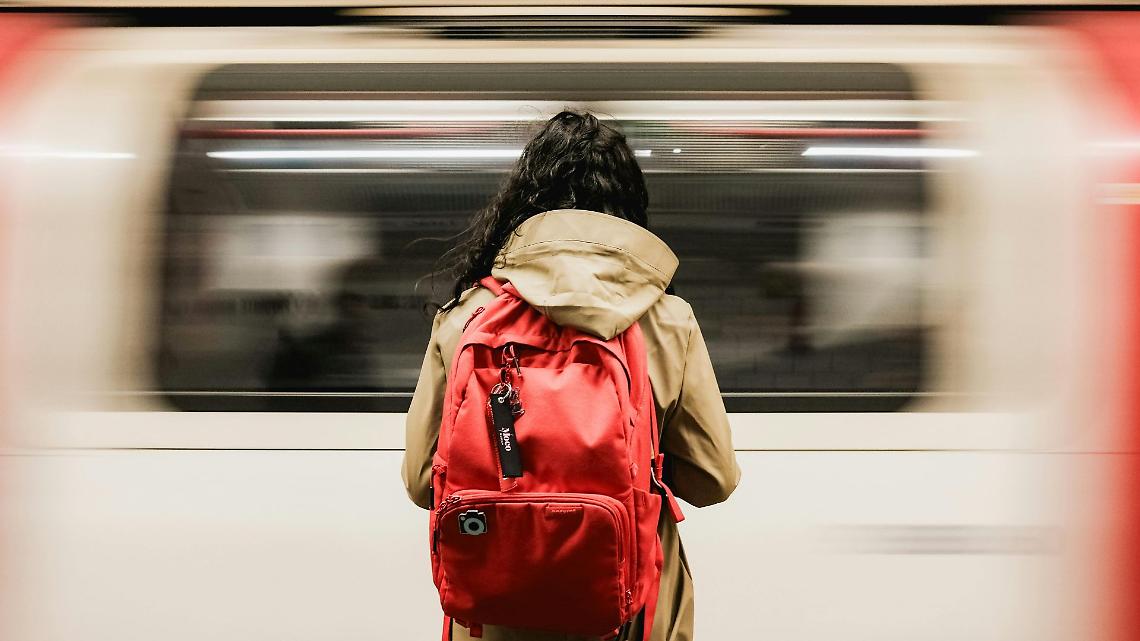 Cartella smarrita sul treno in Canavese: per Luca vince il senso civico