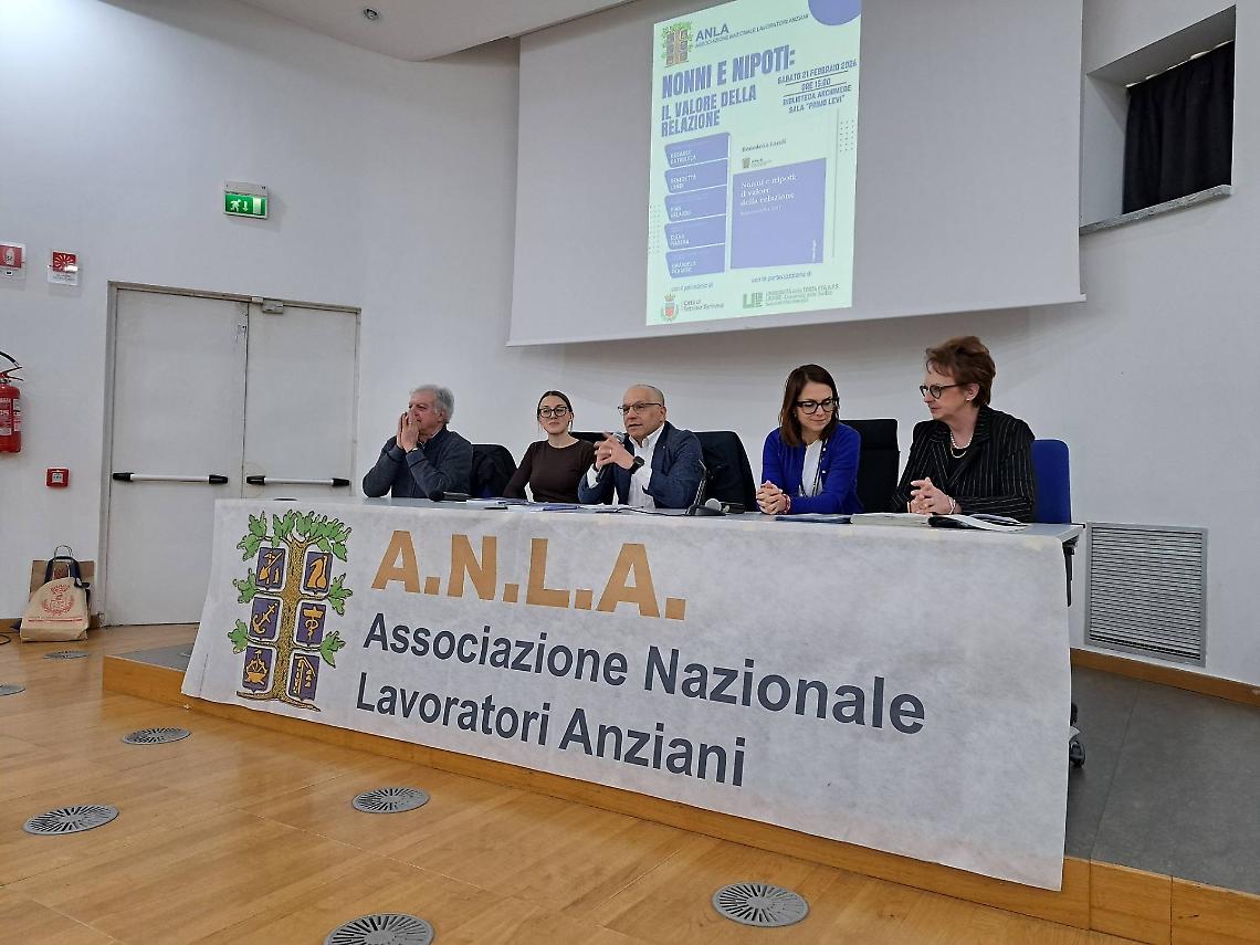 Nonni e nipoti sul palco. Marciapiedi rotti sotto casa