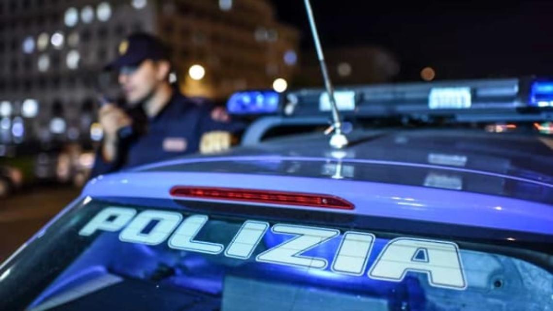 Spari contro la vetrata di un bar a Torino, fermato un uomo nella notte