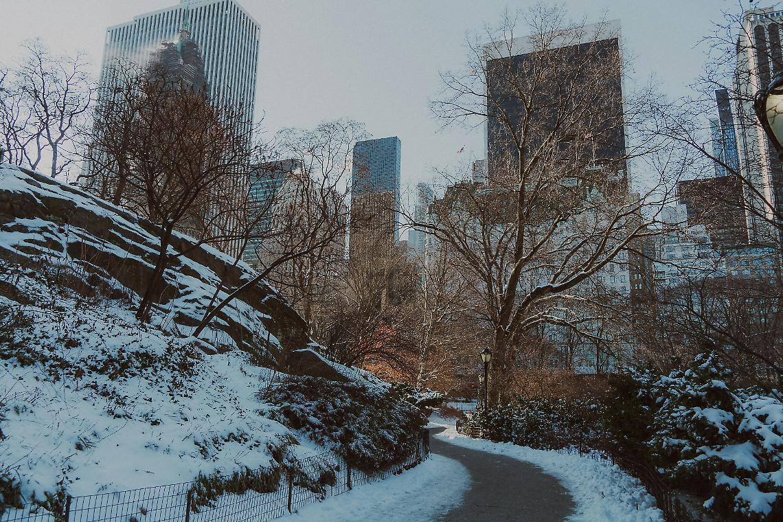 Tempesta record negli Stati Uniti: 5.500 voli cancellati, 600 mila senza luce e sette Stati in emergenza