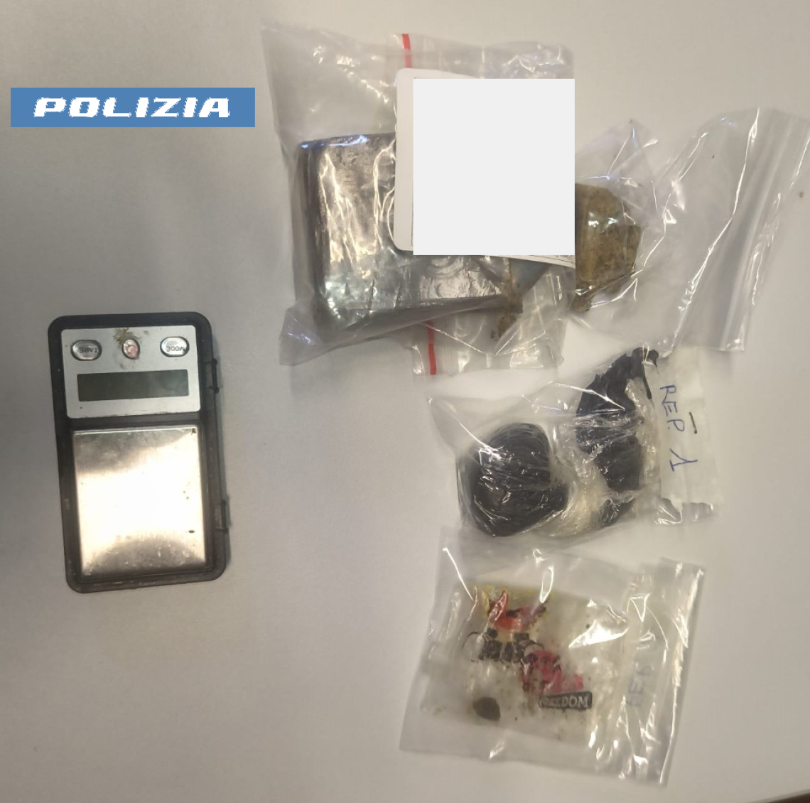 Spaccio e armi nascoste