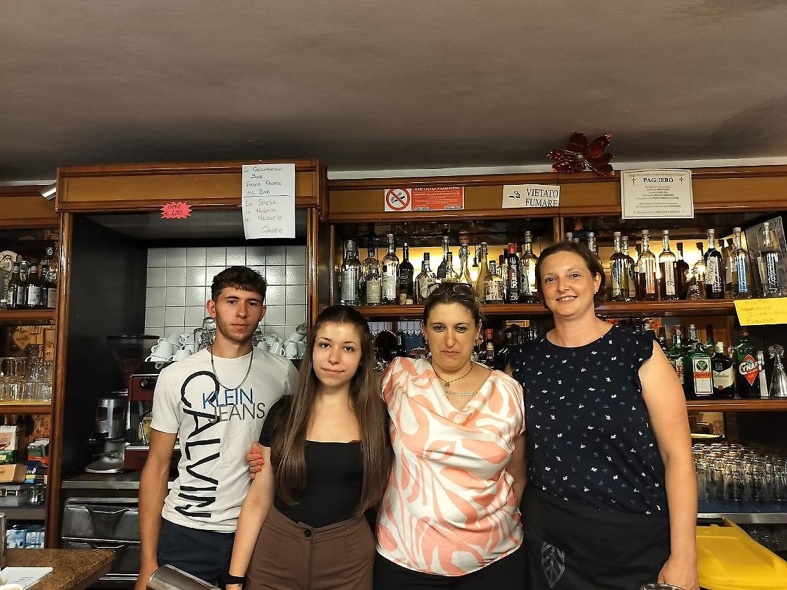 Al centro Manuela, con i figli e la collaboratrice Alessandra