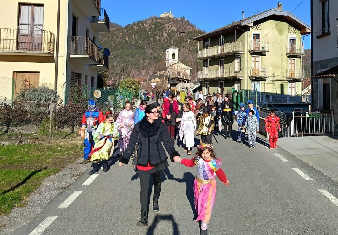 La sfilata dei bambini mascherati a Traves