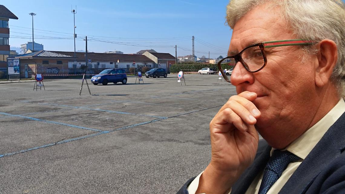 Il sindaco di Chivasso Claudio Castello e il parcheggio di piazzale Ceresa