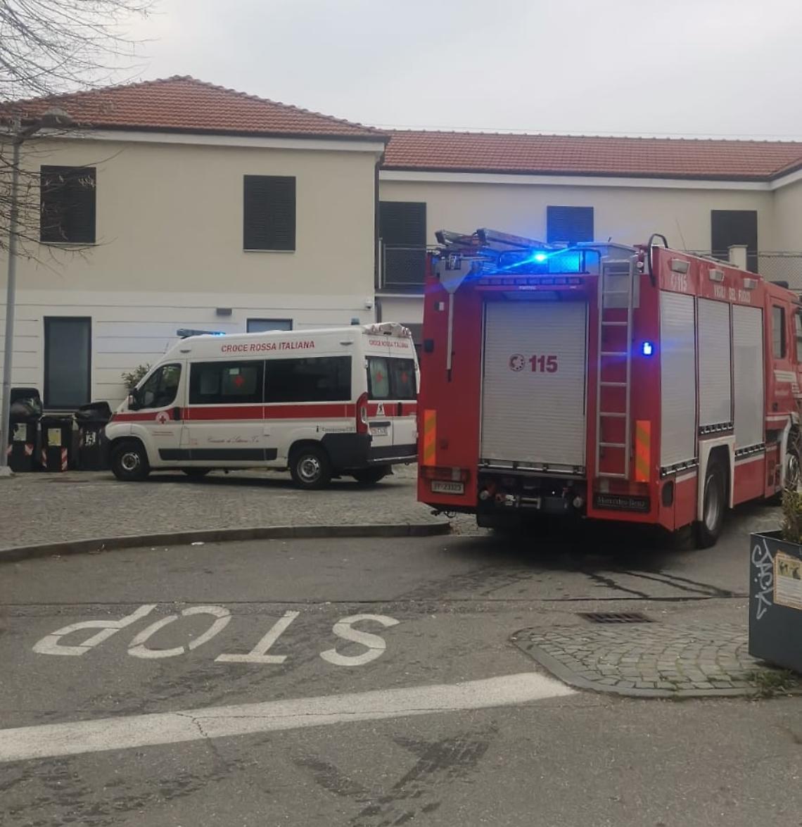 Malore sul treno a Settimo Torinese, uomo disteso a terra soccorso in stazione