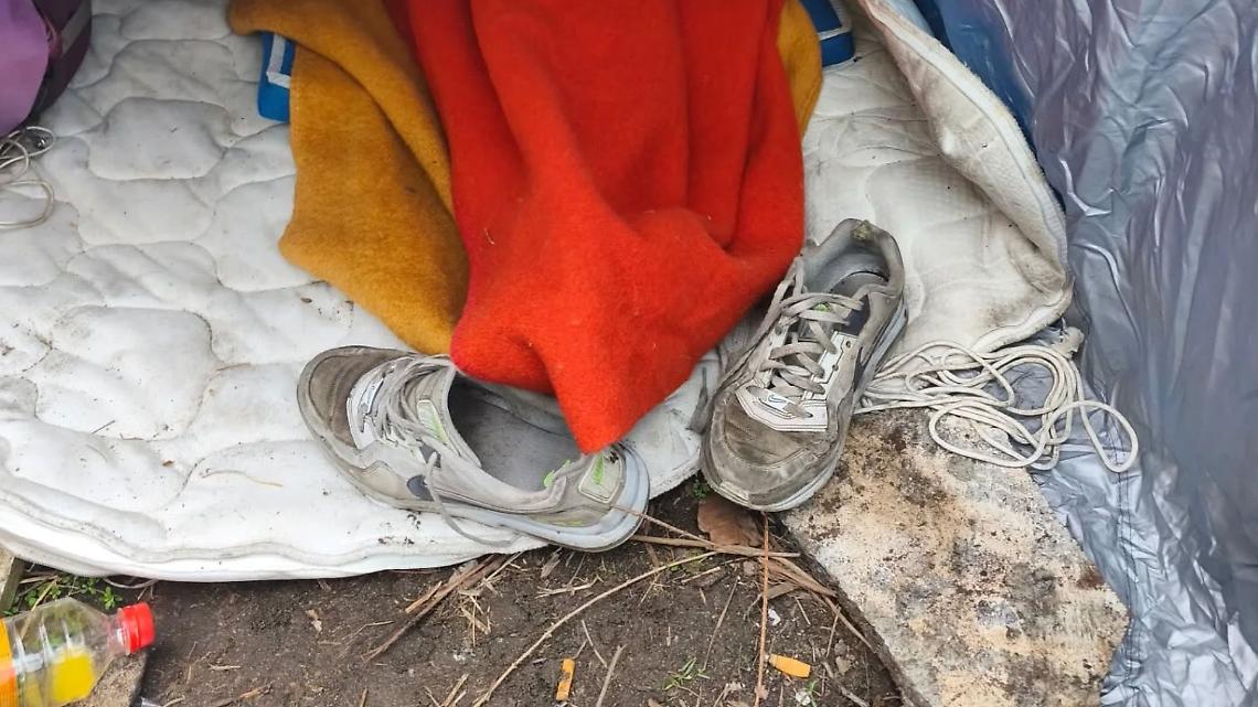 Giardini Saragat, tende e baracche tra le aiuole: &ldquo;Cos&igrave; il parco &egrave; diventato un dormitorio&rdquo;