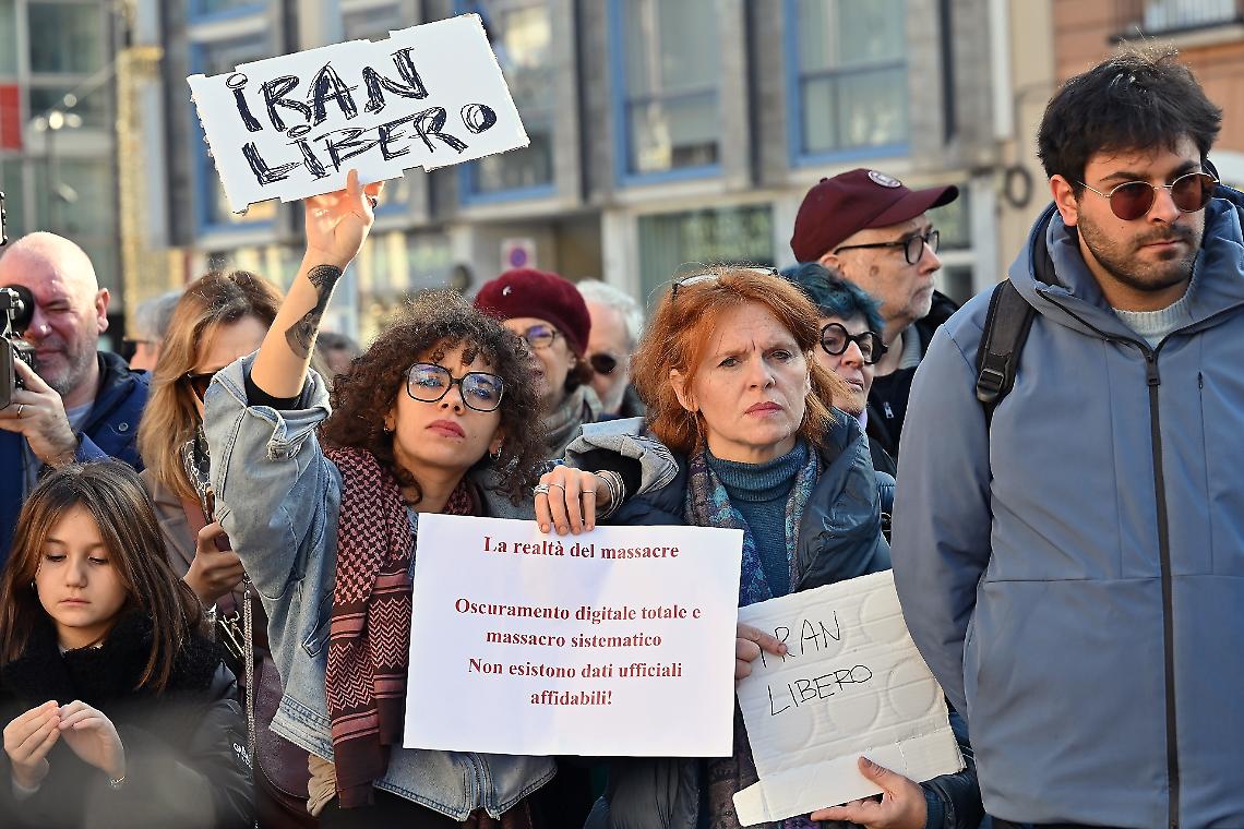 Morto Khamenei, esplode la festa degli iraniani in Italia: piazze piene da Torino a Milano