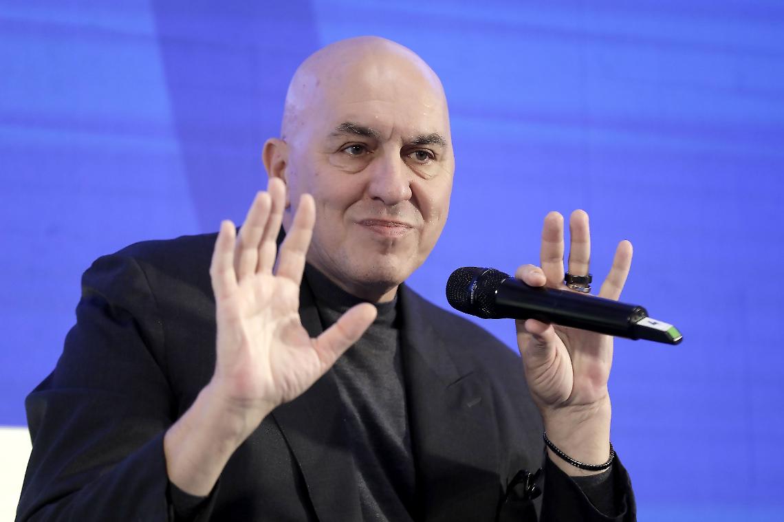 Crosetto bloccato a Dubai, rientro su aereo militare &ldquo;pagato il triplo&rdquo;: il caso che incendia la politica