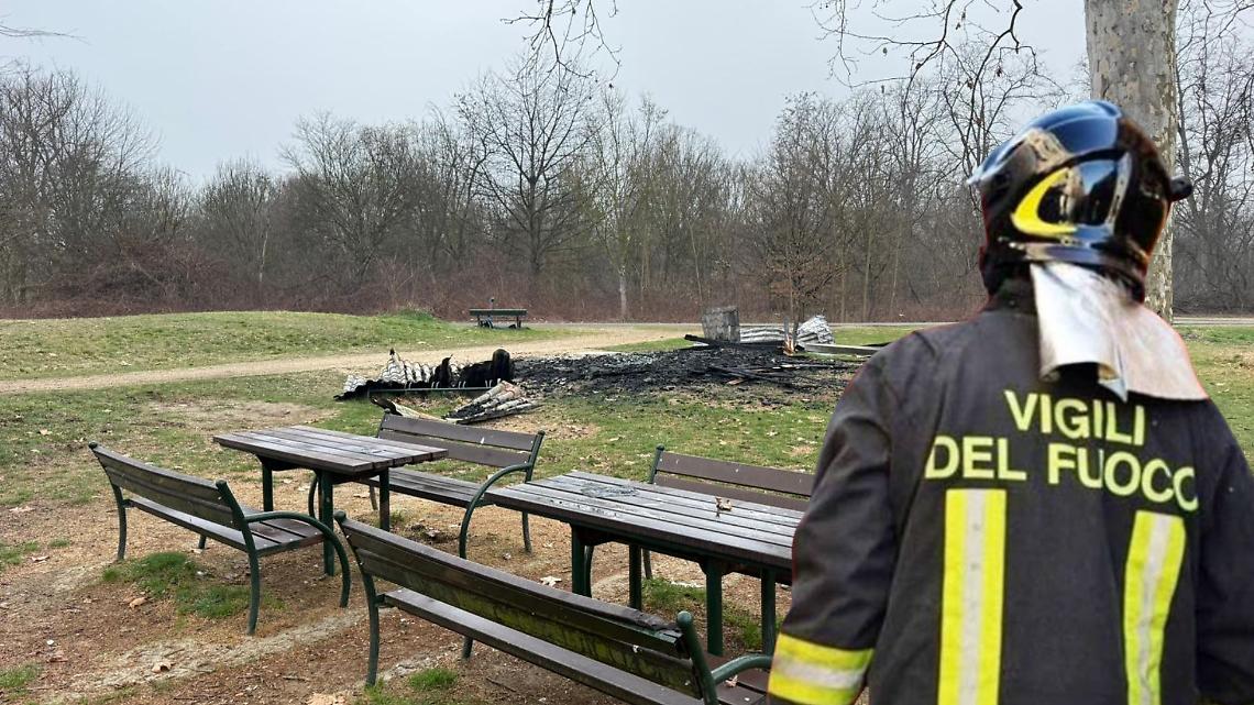 Incendio doloso al Boschetto di Nichelino: distrutta una casetta dei rifiuti