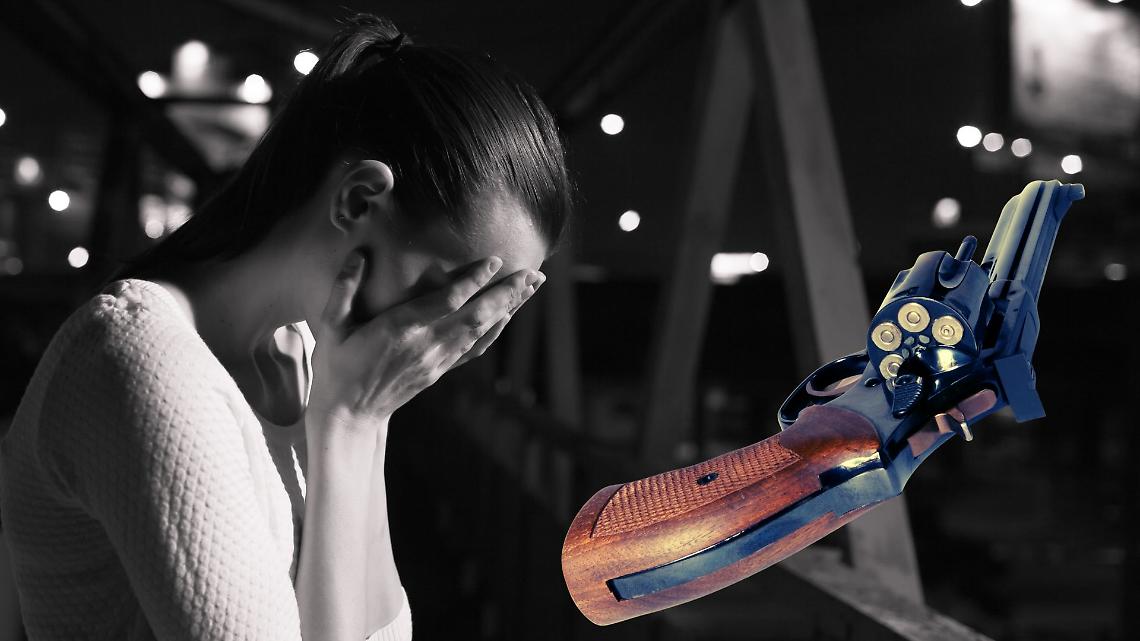 Piatti lanciati contro la figlia