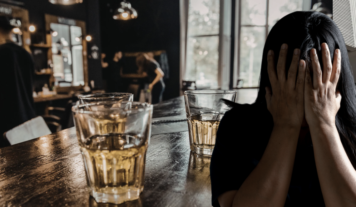 Entrano in pub e pretendono di bere minacciando le bariste: "Vi tagliamo la gola"