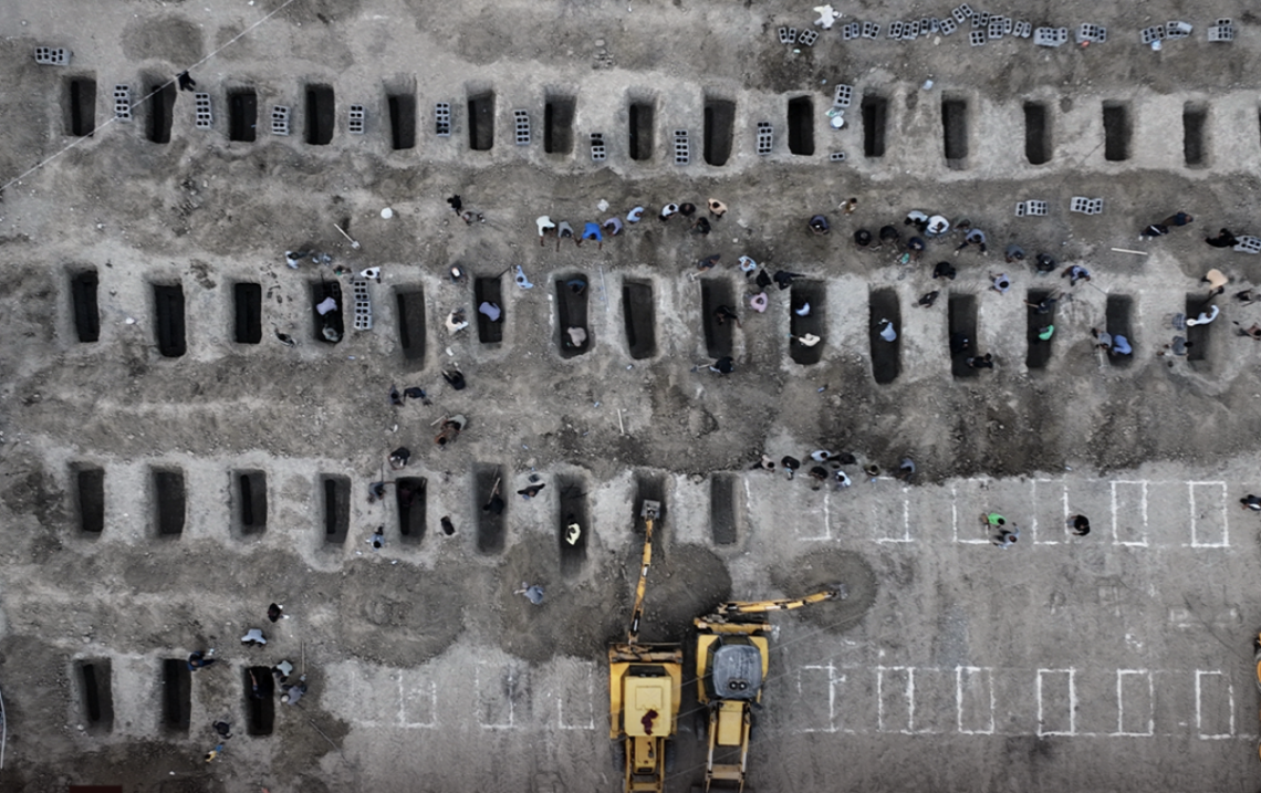 La preparazione in terra delle fosse per le salme delle 165 bambine iraniane