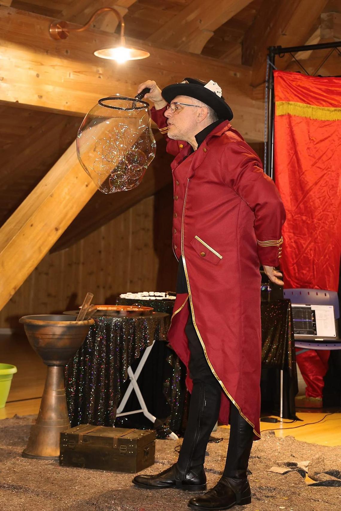 Lori Gallo con le sue magiche bolle durante lo spettacolo a Coassolo