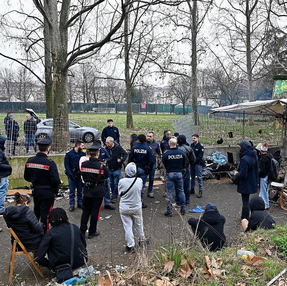 Sgombero nel parco Sempione in Barriera di Milano: 36 persone identificate a Torino
