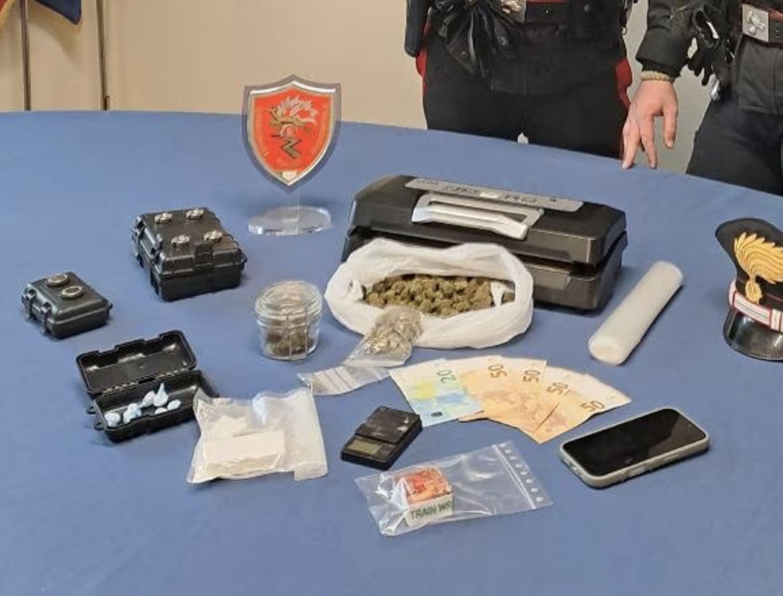 Cocaina nascosta con un magnete sotto l&rsquo;auto