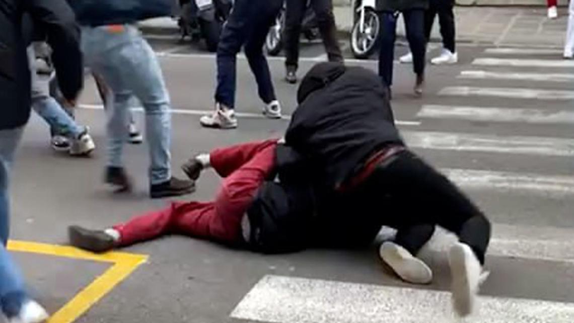 Tre arresti per la brutale aggressione in corso Nigra. Gli avevano rubato la collanina e massacrato di botte