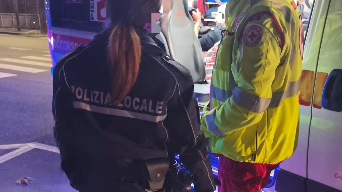 Torino, uomo trovato ferito sull&rsquo;asfalto dopo una lite: tensione a Barriera di Milano