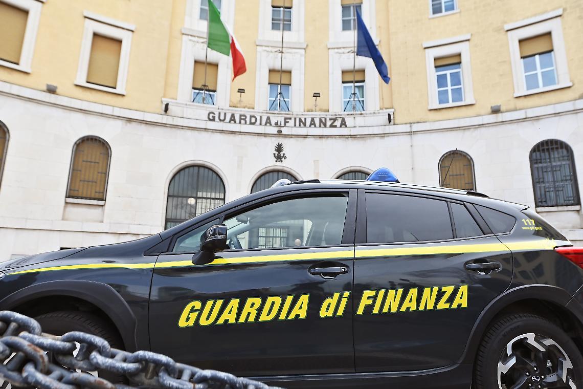 Truffa milionaria sui fondi pubblici: sequestri per 1,9 milioni tra ville, conti correnti e auto di lusso