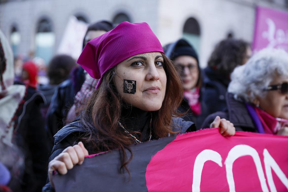 Corteo di Non una di meno nel centro di Torino: &ldquo;Se le nostre vite non valgono, noi scioperiamo&rdquo;