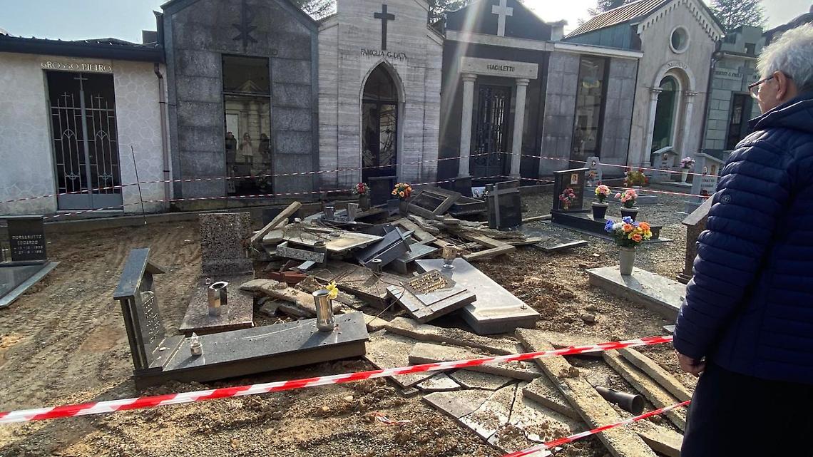 Forno Canavese, polemica sul cimitero: tombe smontate e detriti tra i vialetti durante i lavori