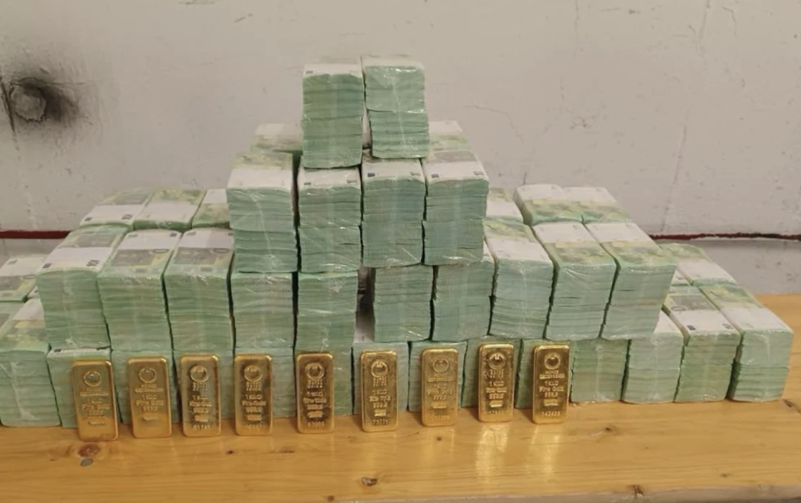 Sequestrati in Ungheria due furgoni portavalori diretti in Ucraina con 40 milioni di dollari, 35 milioni di euro e 9 kg d&rsquo;oro. Fermati sette cittadini ucraini.