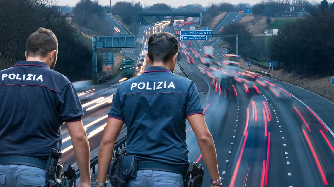 Sassi contro i tir sull&rsquo;autostrada A4: paura nel Novarese, indaga la Polizia stradale