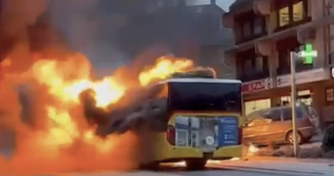 Autobus in fiamme a Kerzers: sei morti e cinque feriti. Un uomo avrebbe appiccato il fuoco a bordo