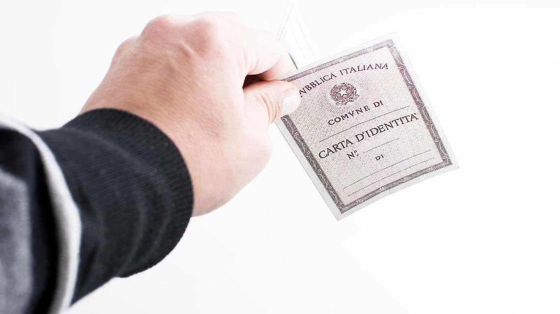 Scatta la "corsa dei mille" per la carta d&rsquo;identit&agrave; elettronica: ufficio anagrafe sotto pressione, polemica in Comune
