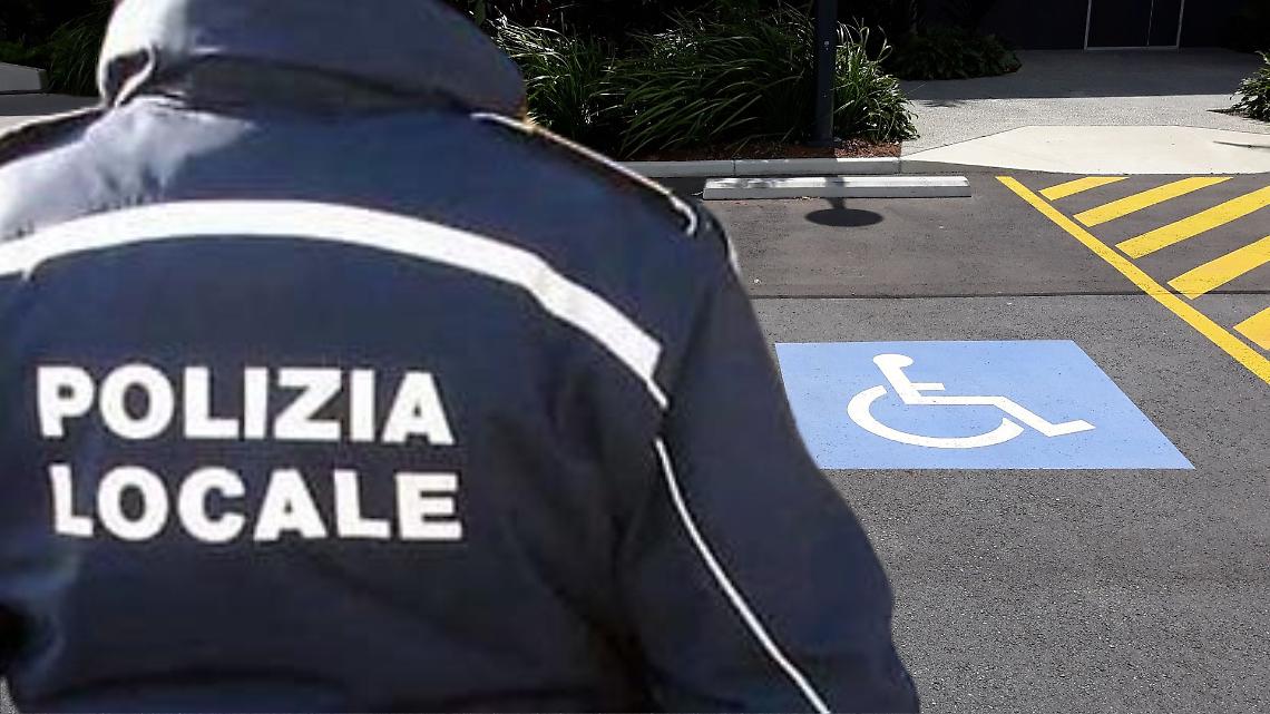 Usa il pass disabili del padre morto e cambia la scadenza a penna: scoperto a Rivoli