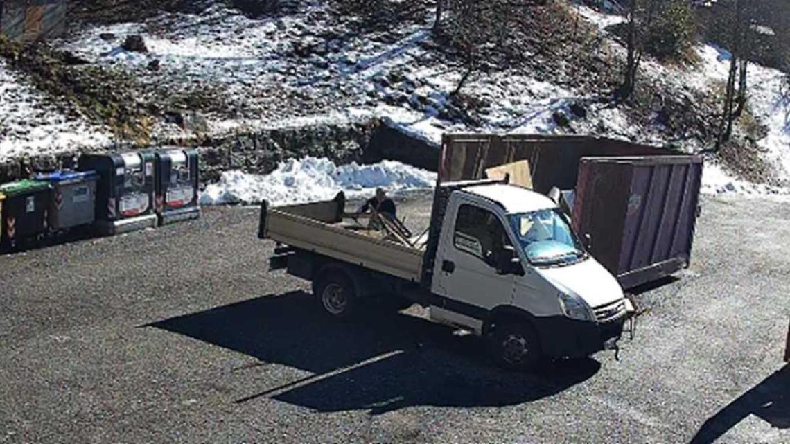 Saccheggia l&rsquo;ecocentro e accumula rottami in casa: pensionato denunciato nelle Valli di Lanzo