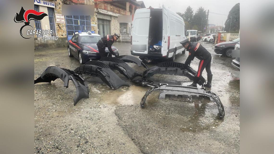 Furgone pieno di paraurti e arnesi