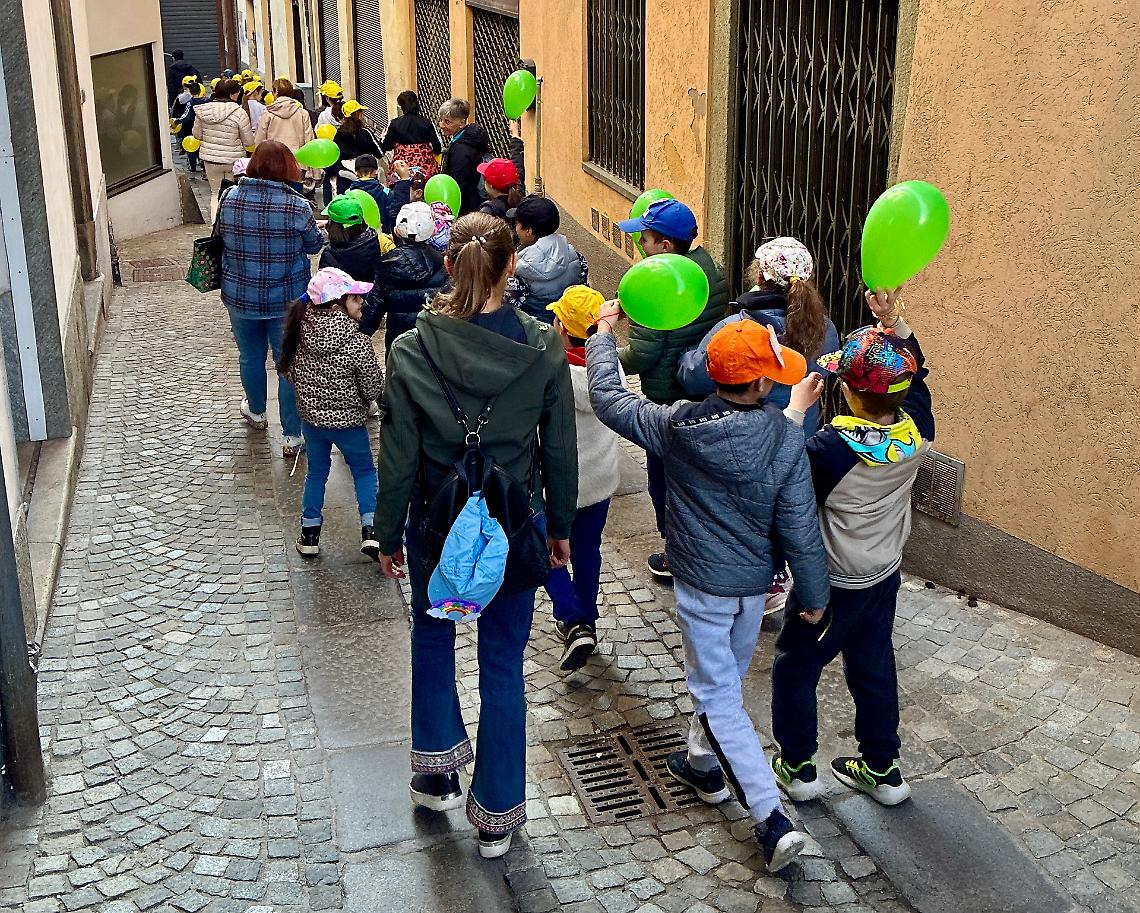 Un miglio per la pace tra le vie di Lanzo: centinaia di studenti in cammino