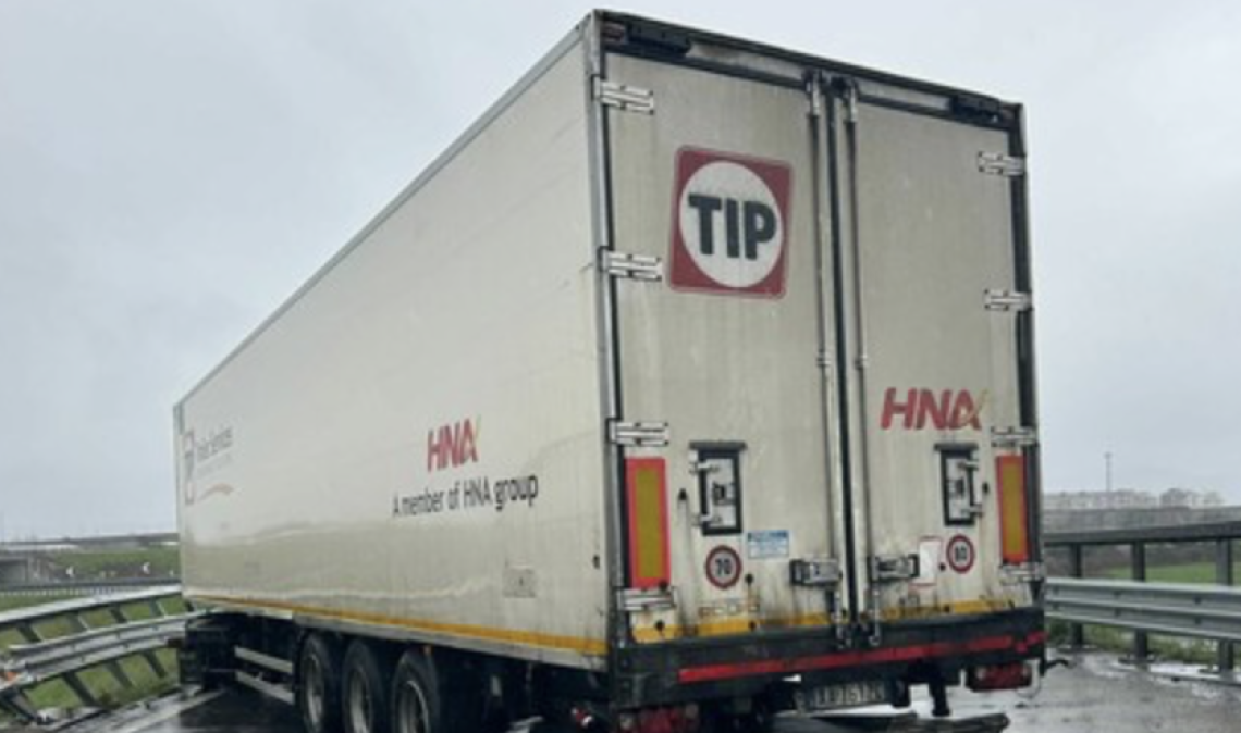 Tir si schianta contro il guardrail alla Falchera e si intraversa: traffico in tilt verso la Torino-Milano