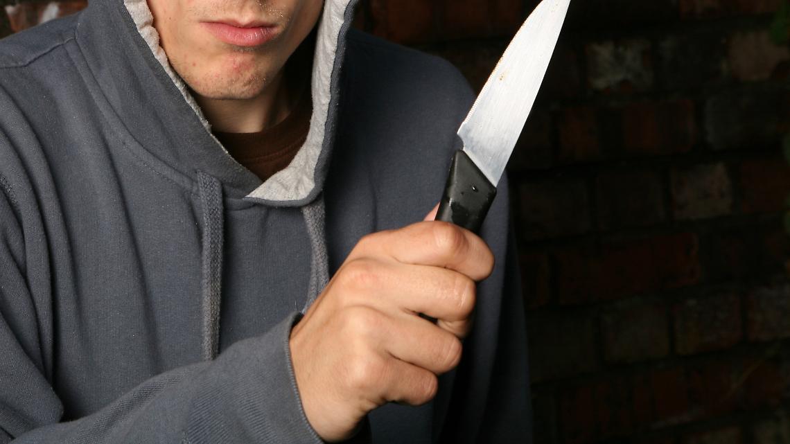 Banchette, accoltellato al fianco vicino al Divinity Caf&egrave;: ferito un 40enne