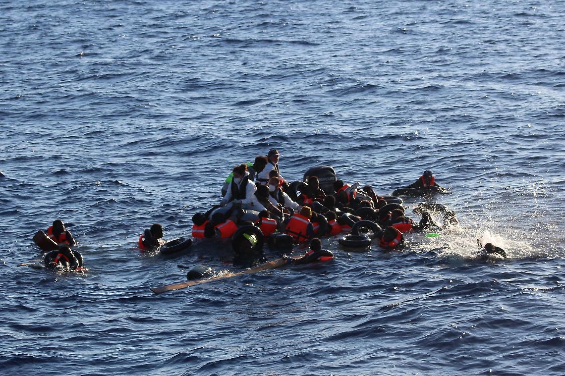 Barca affondata davanti a Lampedusa: salvate 64 persone, disperso un bambino di due anni