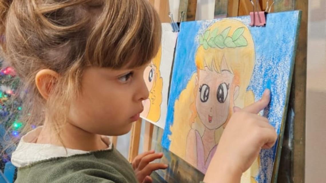 Una piccola artista all'opera