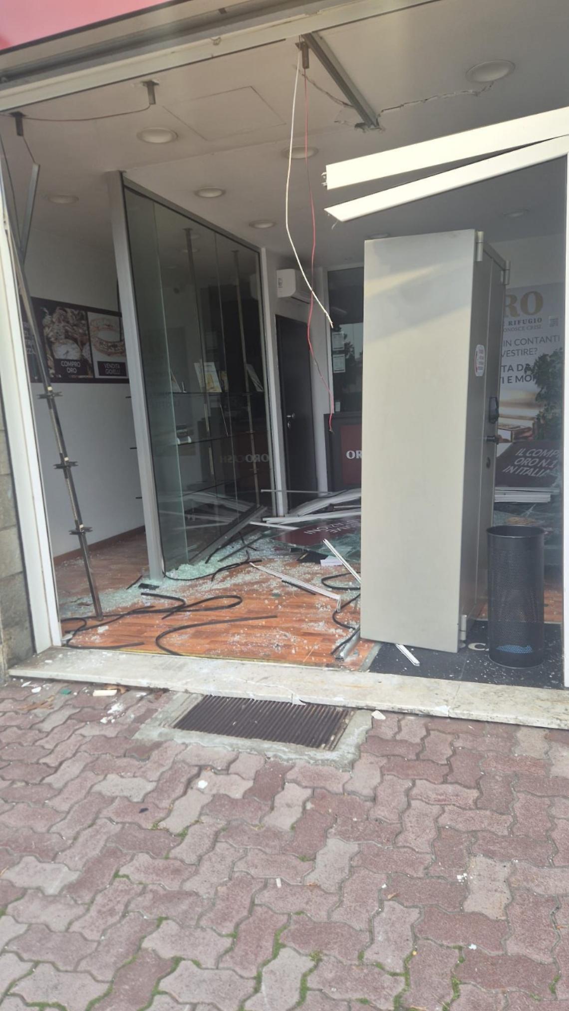 Spaccata a Borgaro: banda sfonda la vetrina con un&rsquo;auto ma fugge a mani vuote