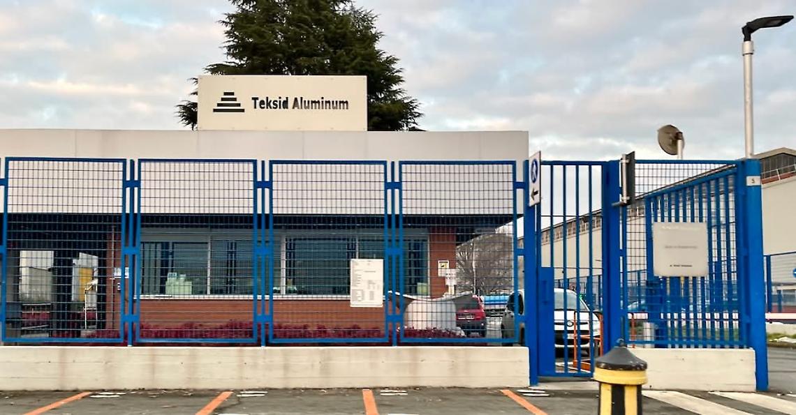 Teksid Carmagnola, la fabbrica sotto pressione: impianti al 50% e turni fino a 18, il caso arriva in Regione