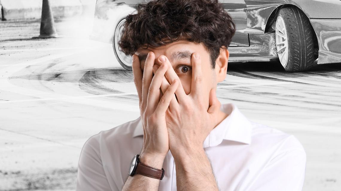 Sorpasso folle sulle strisce: &laquo;Mi ha mancato per un soffio&raquo;. Parte la protesta del quartiere