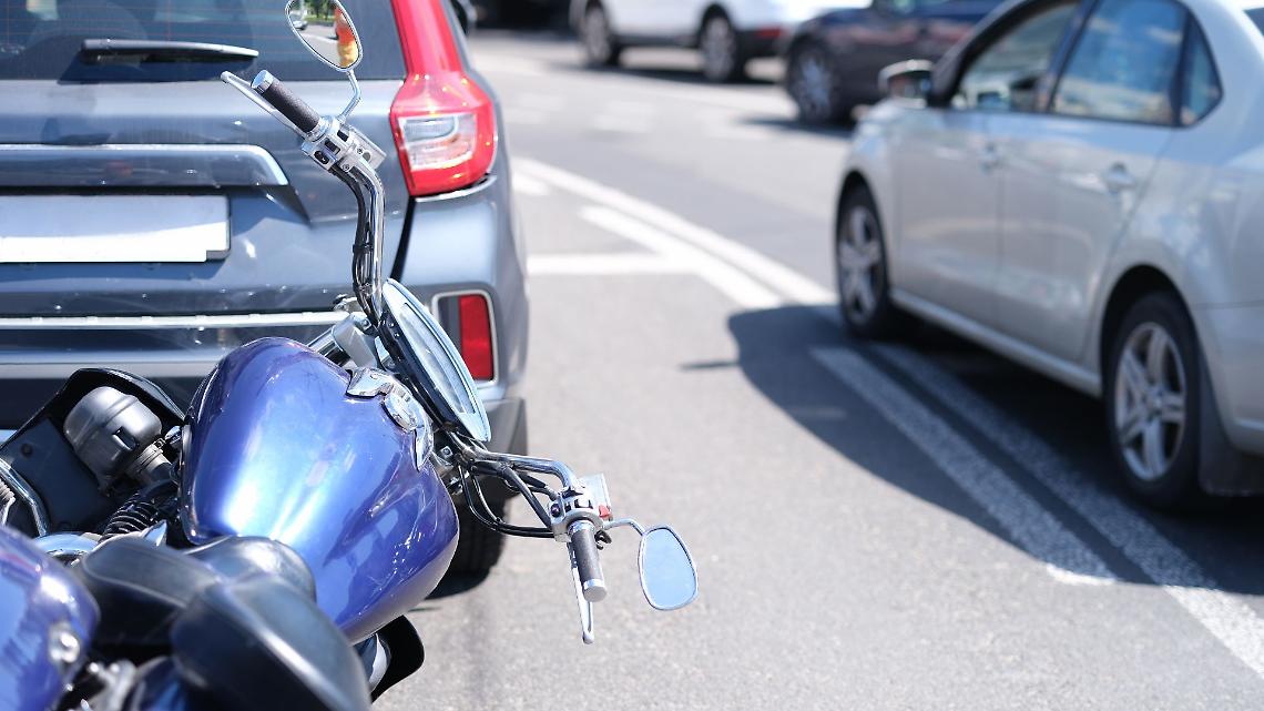 Scontro tra auto e moto