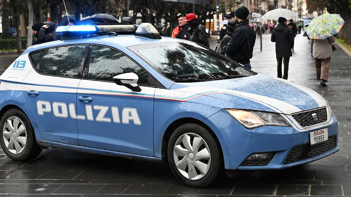 Torino, seduto oltre la ringhiera del ponte: salvato all&rsquo;ultimo istante dalla polizia