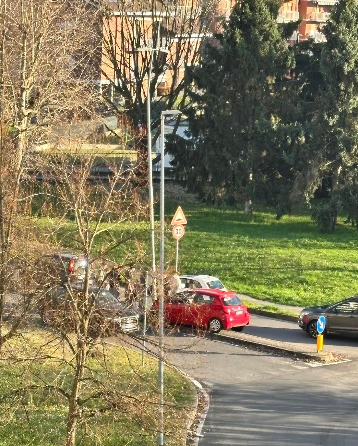 Prende male la rotonda e finisce fuori strada: incidente in via Aosta a San Mauro Torinese