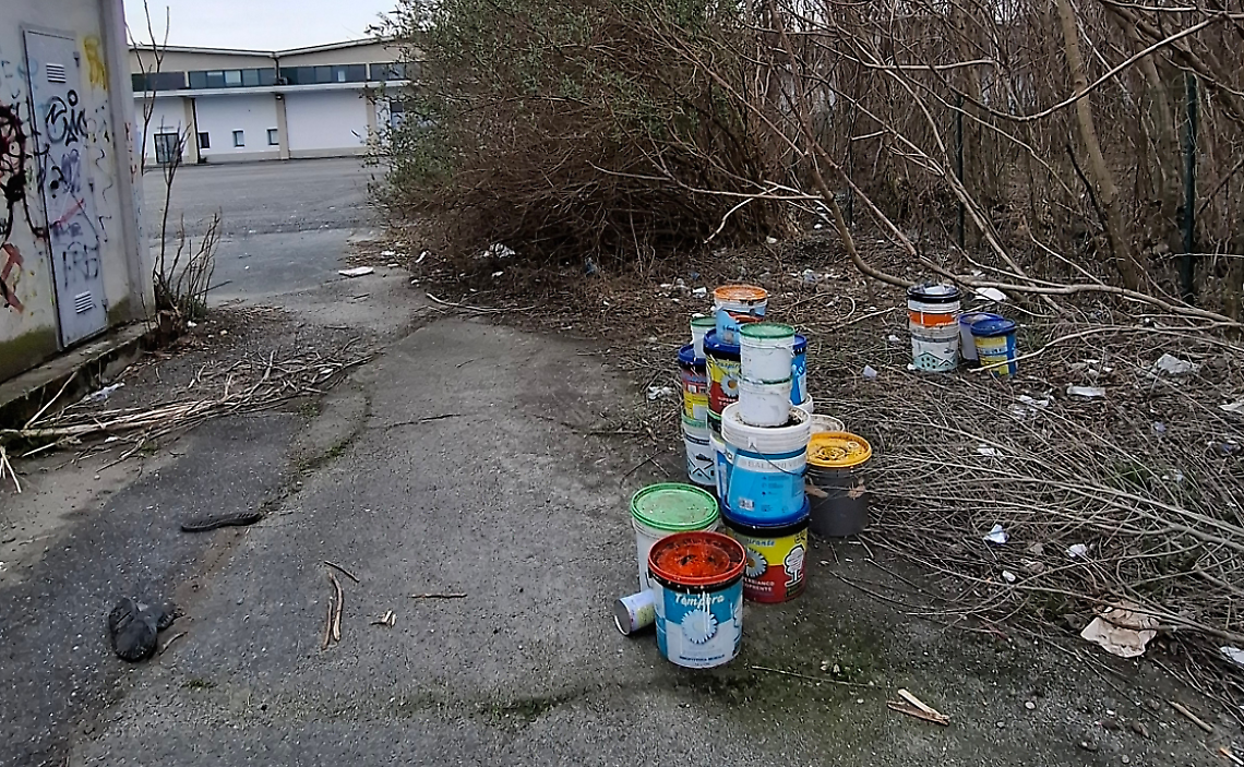 Bidoni di vernice abbandonati dietro la cabina ENEL: nuova segnalazione nell&rsquo;area Meeting Point